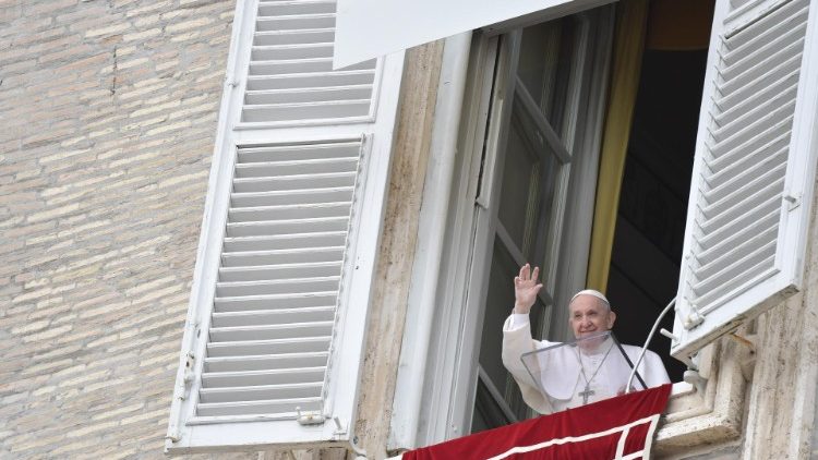 Papa Francesco durante la recita del Regina Caeli di questa domenica