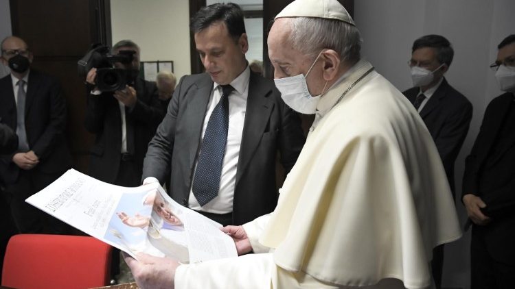 വത്തിക്കാൻ മാധ്യമ വിഭാഗം സന്ദർശിക്കുന്ന ഫ്രാൻസിസ് പാപ്പാ(ഫയൽ ചിത്രം)