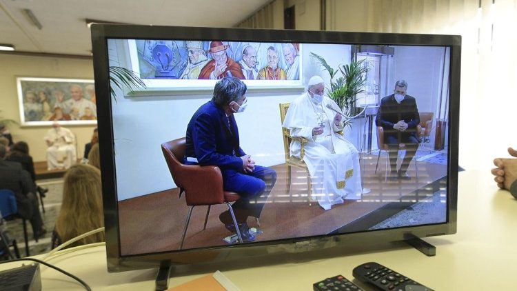 Papež Frančišek med obiskom Radia Vatikan, 24. maja 2021 