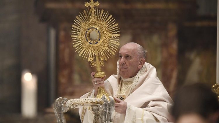 2021-ലെ "കോർപ്പുസ് ക്രിസ്റ്റി" തിരുനാൾ ദിനത്തിൽ ഫ്രാൻസിസ് പാപ്പാ വിശുദ്ധ കുർബാനയുടെ ആശീർവാദം നൽകിയപ്പോൾ