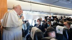 Udhëtimi Apostolik - Papa përshëndet gazetarët