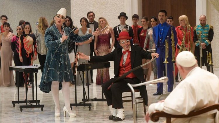 2022.01.05 Колектив Rony Roller Circus на загальній аудієнції з Папою