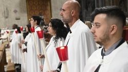 Katehumēni Lieldienu vigīlijā Svētā Pētera bazilikā (2022. gads)