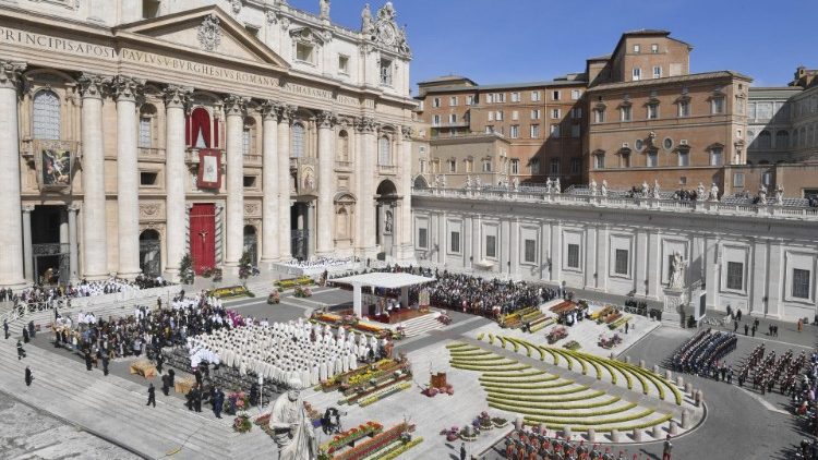 Repertoriu: Sfânta Liturghie din Duminica Paștelui în 2022 în fața bazilicii Sfântul Petru