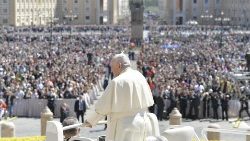 Romani și pelerini în Piața San Pietro - arhivă