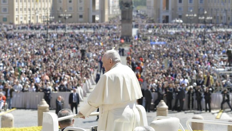 Romani și pelerini în Piața San Pietro - arhivă