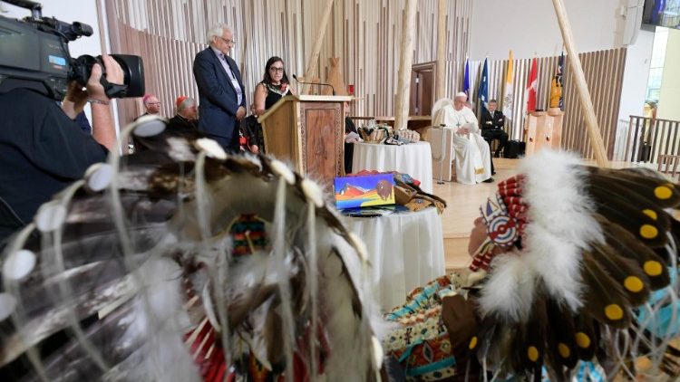 Pave Frans blev modtaget i Det hellige Hjertes Kirke for oprindelige folk af sognepræst fader Susai Jesu OMI og to sognebørn, Candida Shepherd og Bille Perdue