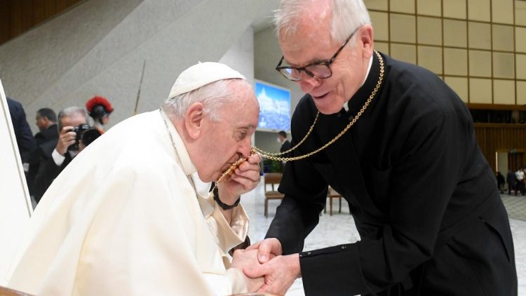 Папа вітається з Апостольським Екзархом владикою Діонісієм під час загальної аудієнції 24 серпня 2022