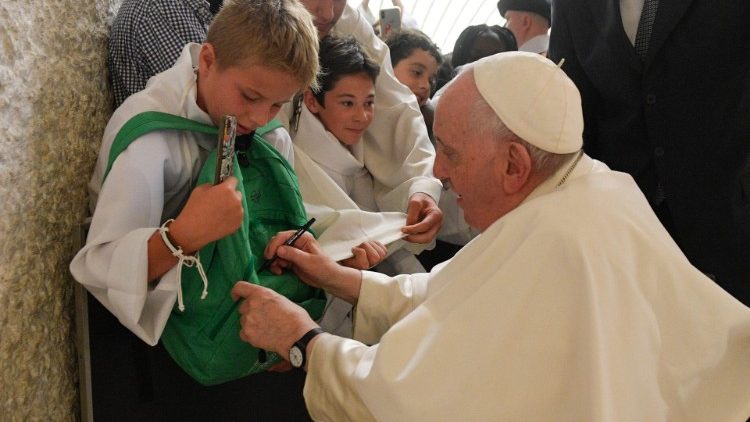 Le Pape François rencontre des  servants d’autel lors du pèlerinage 2022. 
