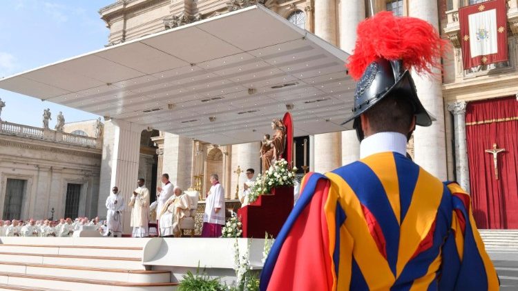 Kristo Yesu anawaalika waja wake ili wawe watakatifu, watu wasiokuwa na hatia mbele zake katika upendo. (Rej. Ef. 1:4).