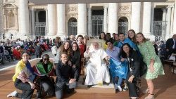 Papa Francesco attorniato da un gruppo di giovani