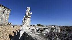 Una statua del colonnato di San Pietro
