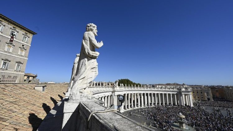 Una statua del colonnato di San Pietro