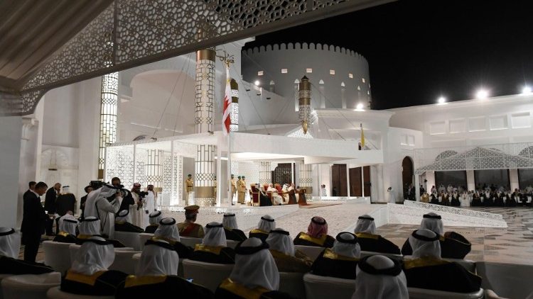 Pope meets with authorities, members of civil society, and the diplomatic corp