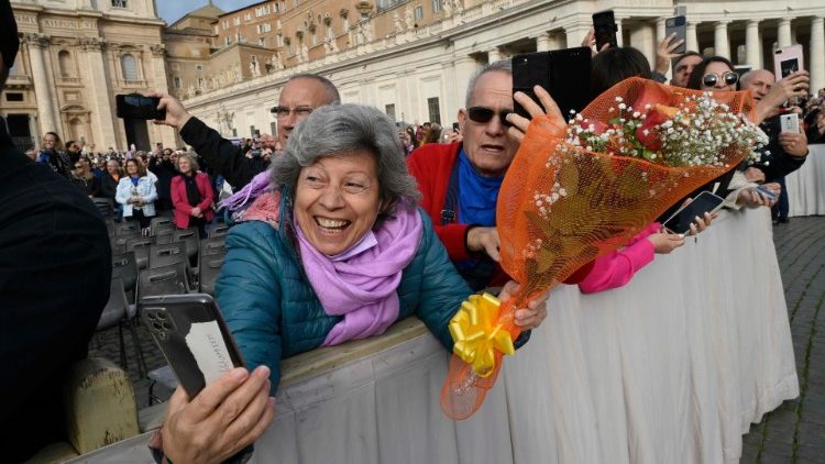 Fedeli all'udienza generale attendono il passaggio del Papa