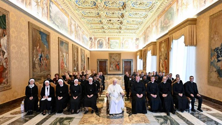 Foto di gruppo del Papa con la comunità del Pontificio Collegio Nepomuceno