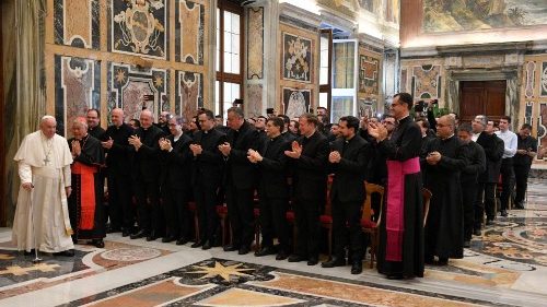 Il Papa: non preti “superuomini” ma con il cuore al ritmo di quello di Gesù