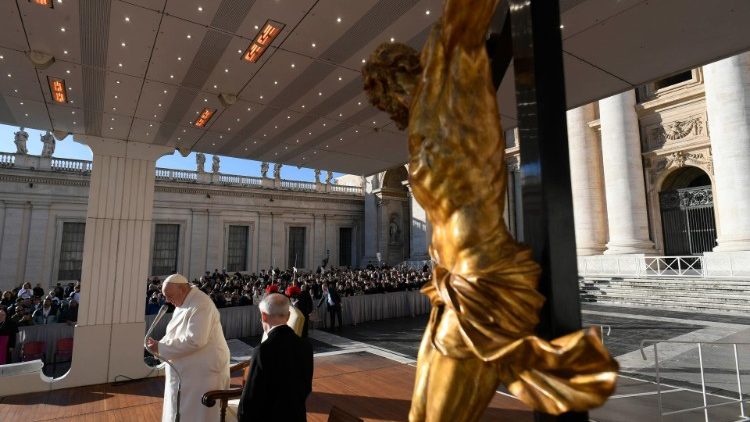 Il Papa in preghiera durante l'udienza