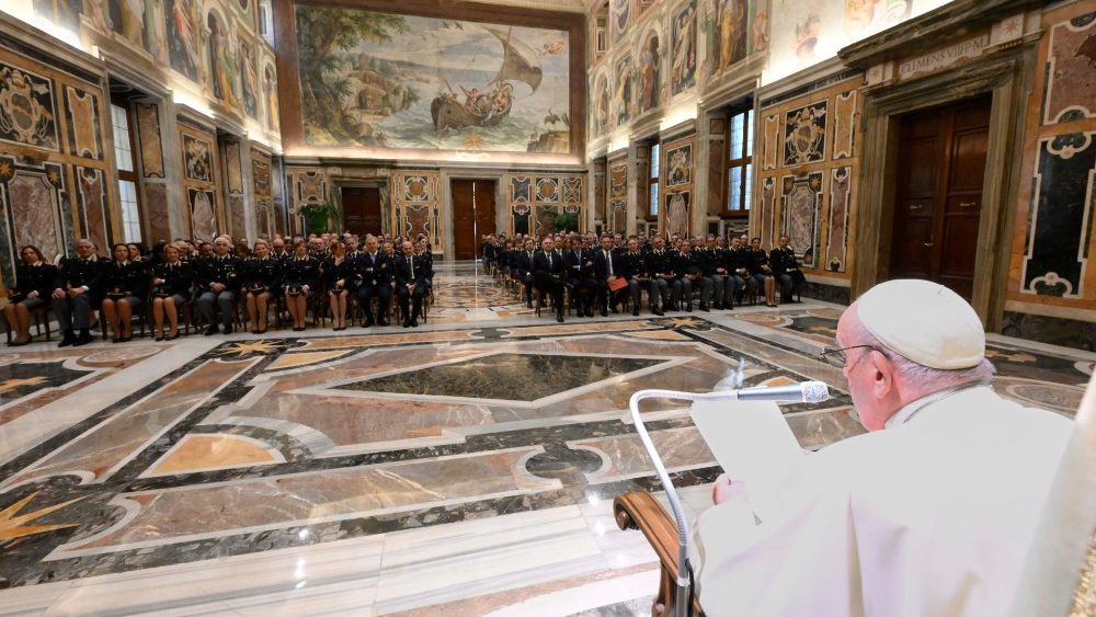 Encuentro del Papa con los miembros de la Dirección Central Anticriminal. (Vatican Media)
