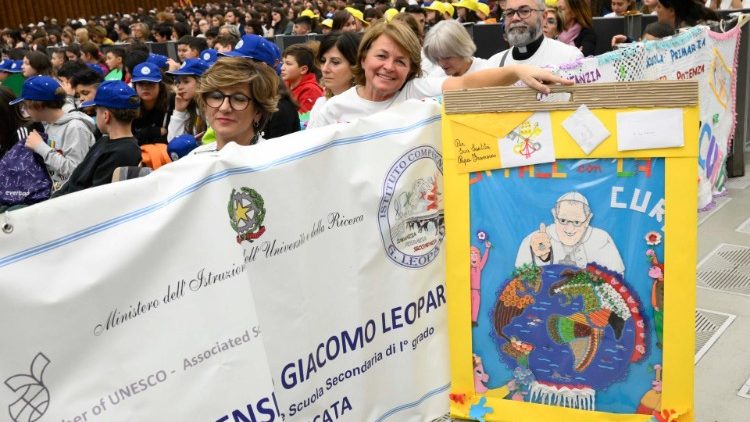 Cartelloni e striscioni per l'udienza con il Papa