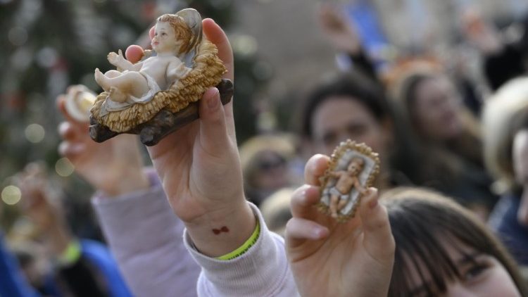 Bendici&oacute;n de las estatuillas del Ni&ntilde;o Jes&uacute;s en la Plaza de San Pedro (foto de archivo)