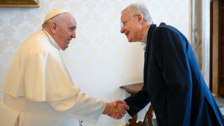  ഫ്രാൻസീസ് പാപ്പാ ലാസറിസ്റ്റ് സമൂഹത്തിൻറെ പൊതുശ്രേഷ്ഠനായ വൈദികൻ തോമഷ് മവ്രിത്സിനൊപ്പം ( Tomaz Mavric) വത്തിക്കാനിൽ (ഫയൽ ചിത്രം 21/01/2023)