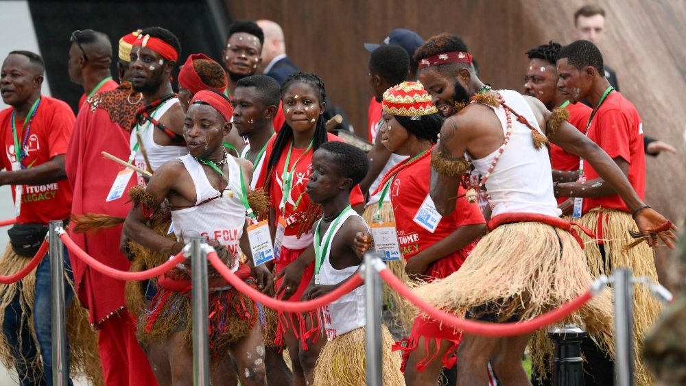 Fotografie z papežova příletu do Kinshasy