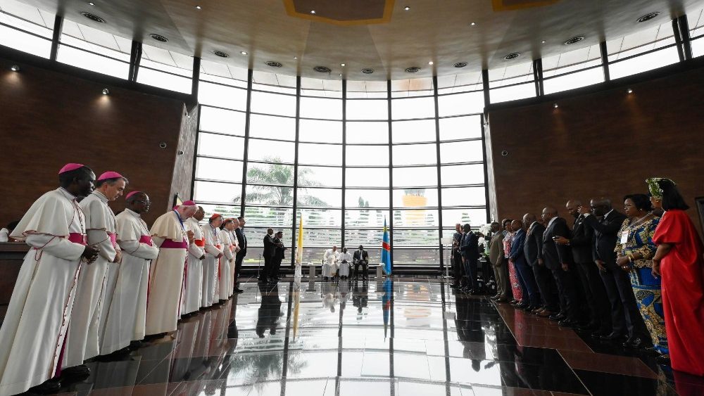 Fotogalerie z papežova příjezdu do Kinshasy