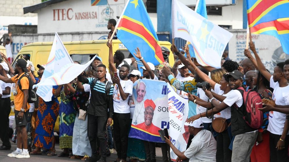 Fotogalerie z papežova příjezdu do Kinshasy