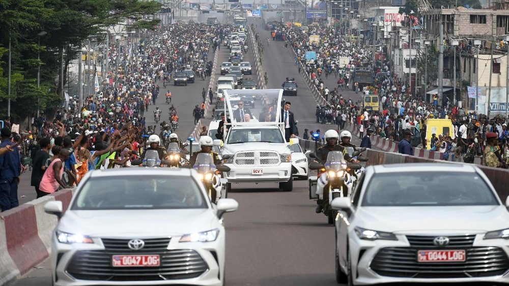 Fotogalerie z papežova příjezdu do Kinshasy