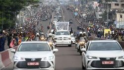 Fotogalerie z papežova příjezdu do Kinshasy