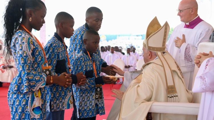 Dominika ya furaha kwani Kristo Yesu anakaribia kuzaliwa