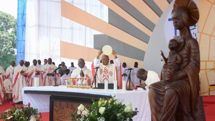 Ekaristi Takatifu ni Sakramenti ya huduma na mshikamano