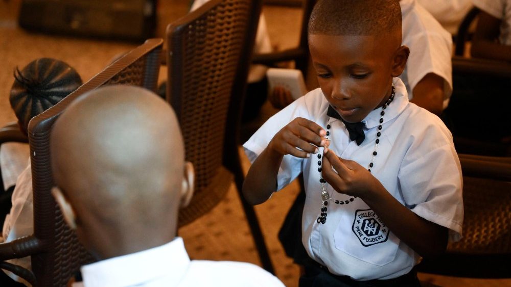 Fotogalerie z papežova setkání s charitativními organizacemi