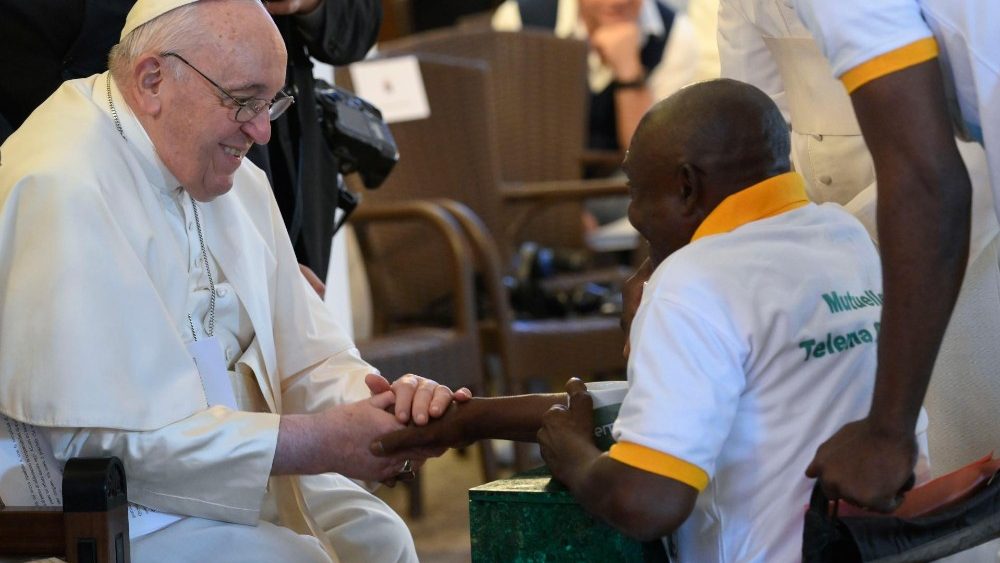 Fotogalerie z papežova setkání s charitativními organizacemi