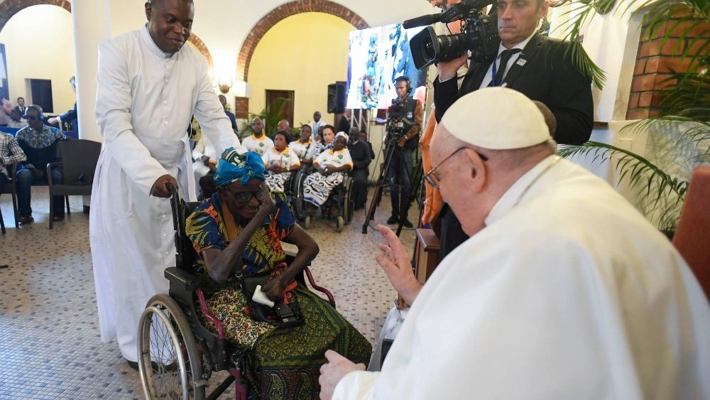 Fotogalerie z papežova setkání s charitativními organizacemi