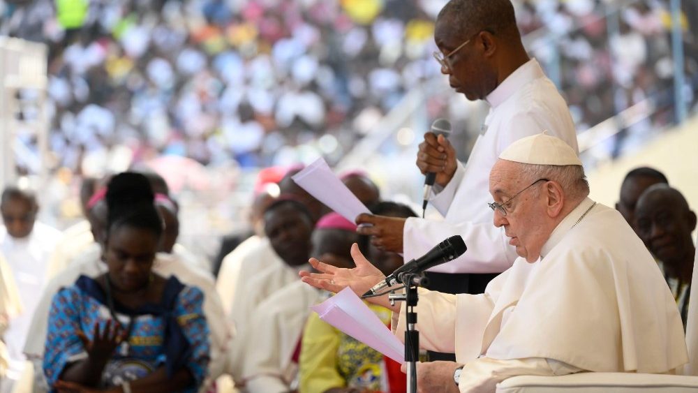 Setkání s mládeží a katechisty na stadionu v Kinshase