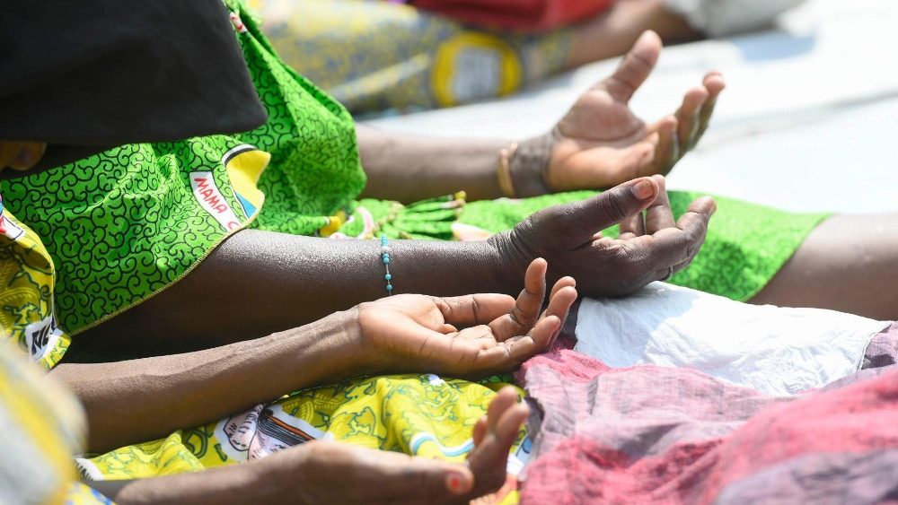Setkání s mládeží a katechisty na stadionu v Kinshase