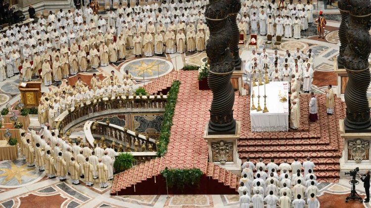 Una foto dei sacerdoti presenti alla Messa crismale nella Basilica vaticana