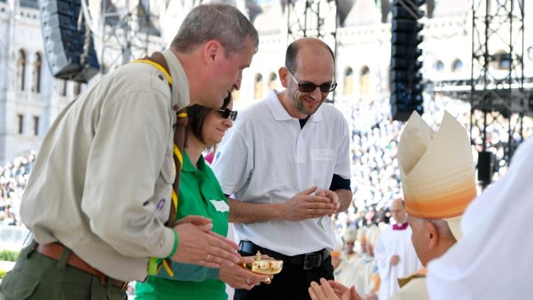 Fumbo la Ekaristi Takatifu ni chanzo na kilele cha maisha ya Kanisa