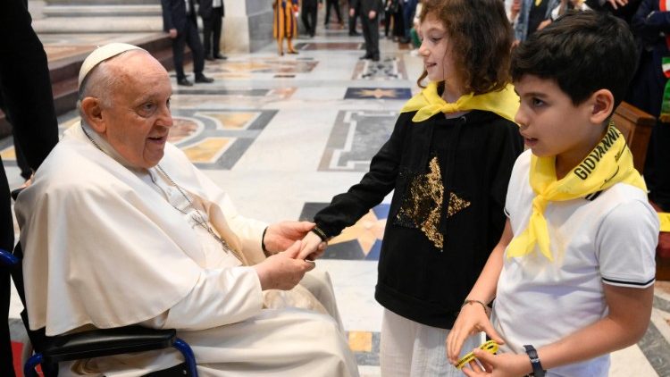 Hayati Baba Mtakatifu Francisko anawataka vijana kujifunza utamaduni wa kusikiliza ili kusaidia mchakato wa ujenzi wa amani duniani, 