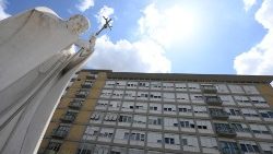 Papież Franciszek od 14 lutego przebywa w Klinice Gemelli