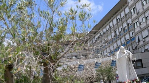 Papa está com pneumonia bilateral e quadro requer novo tratamento