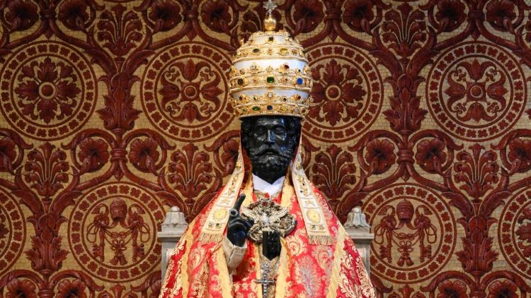 Imagem de São Pedro na Basílica vaticana