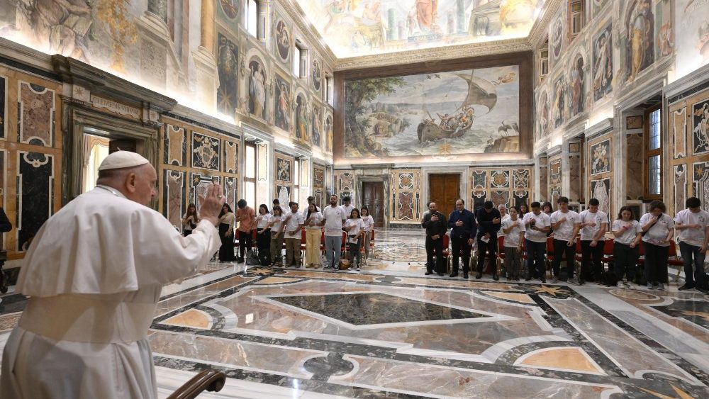 O Papa recebe em audiência um grupo de jovens da Arquidiocese de Córdoba, na Argentina (Vatican Media)