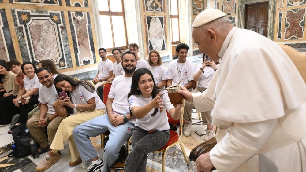 O Papa recebe em audiência um grupo de jovens da Arquidiocese de Córdoba, na Argentina (Vatican Media)