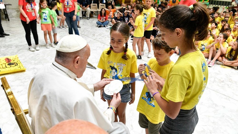 Папа Францішак з ўдзельнікамі ватыканскага дзіцячага лагера