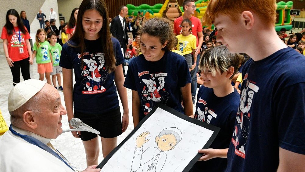 Папа Францішак з ўдзельнікамі ватыканскага дзіцячага лагера