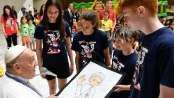 Papa încurajează rugăciunea și solidaritatea din partea copiilor în favoarea celor de o vârstă cu ei (fotografie din arhivă)