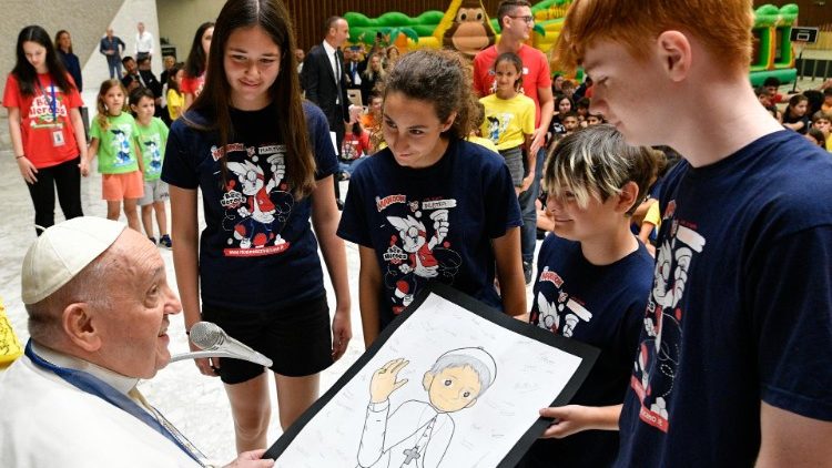 Papa încurajează rugăciunea și solidaritatea din partea copiilor în favoarea celor de o vârstă cu ei (fotografie din arhivă)